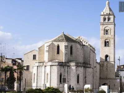 Attraversandolo si giunge sulla parte posteriore della chiesa, quella absidale, massiccia e contrassegnata da chiare influenze gotiche